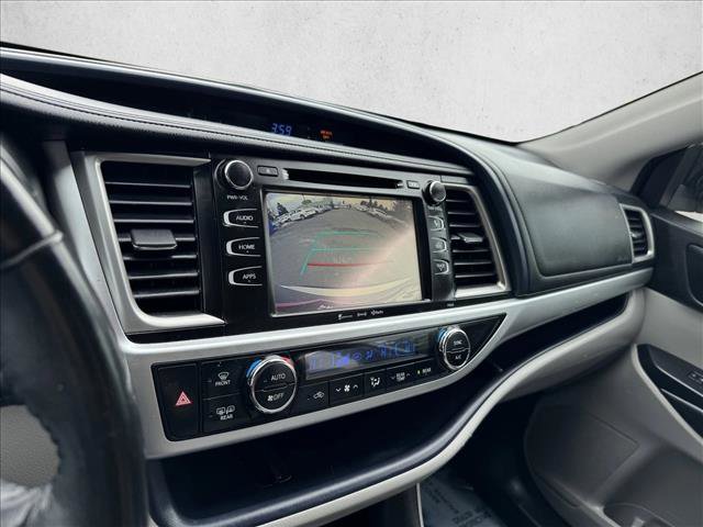 Used 2018 Toyota Highlander Plus AWD/4WD image 14