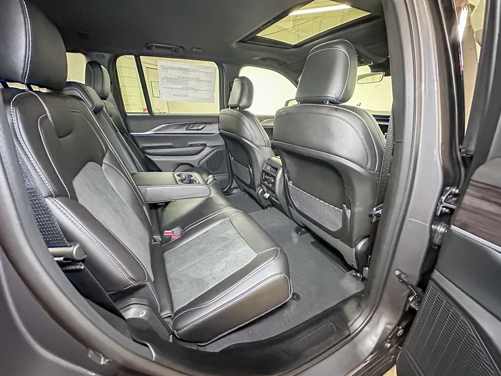 New 2026 Jeep Grand Cherokee Altitude image 4