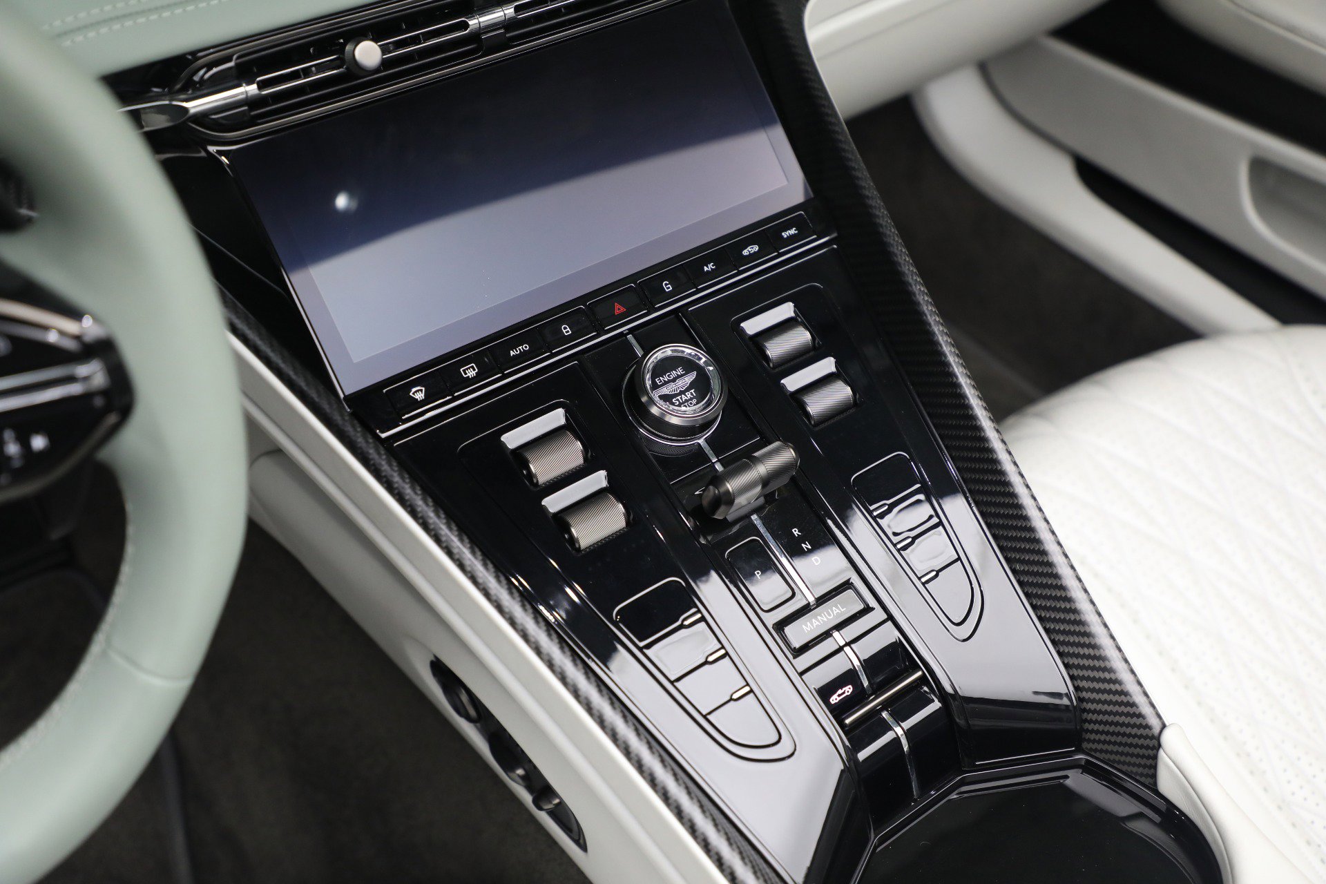 Used 2025 Aston Martin DB12 Convertible RWD image 32