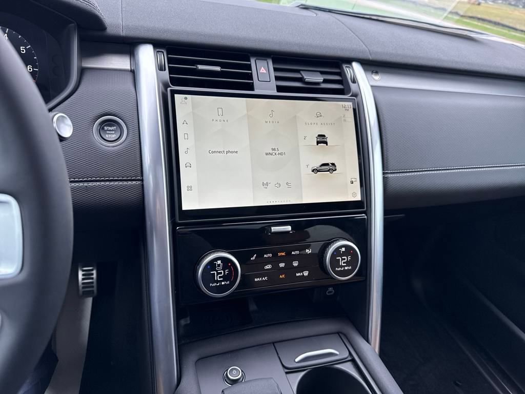 New 2024 Land Rover Discovery Dynamic SE image 13
