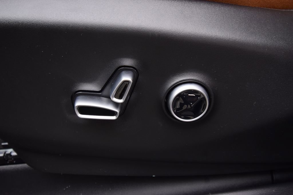 New 2026 Chrysler Pacifica Pinnacle w/ Trailer Tow Group AWD/4WD image 39