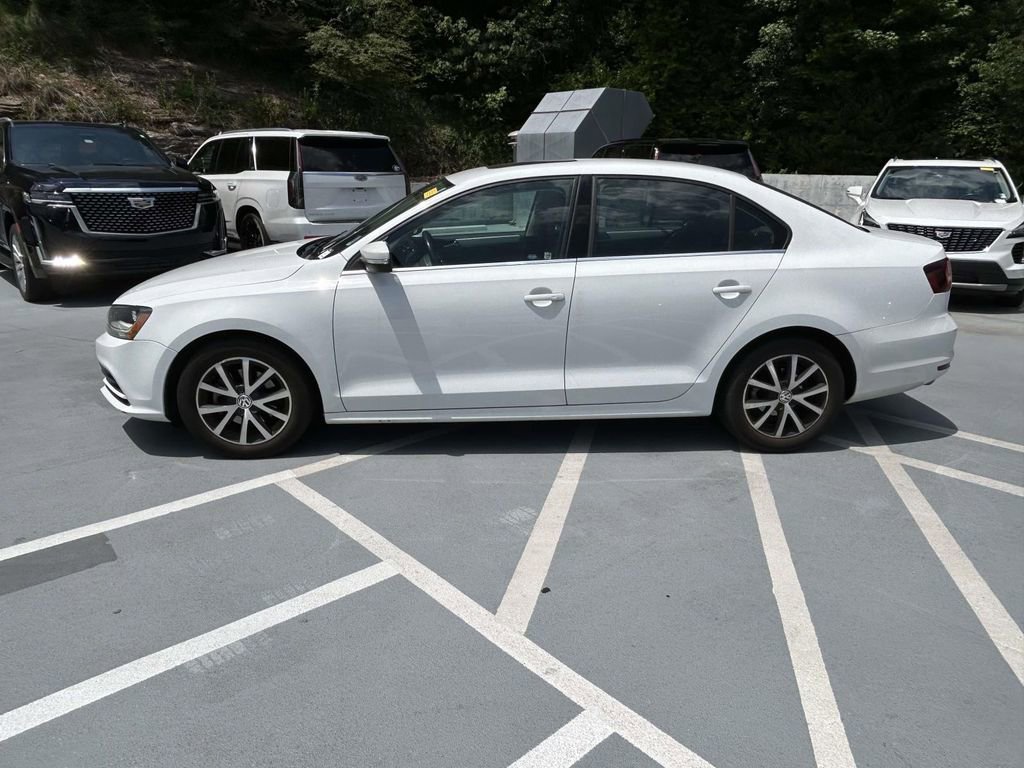 Used 2017 Volkswagen Jetta SE FWD image 2