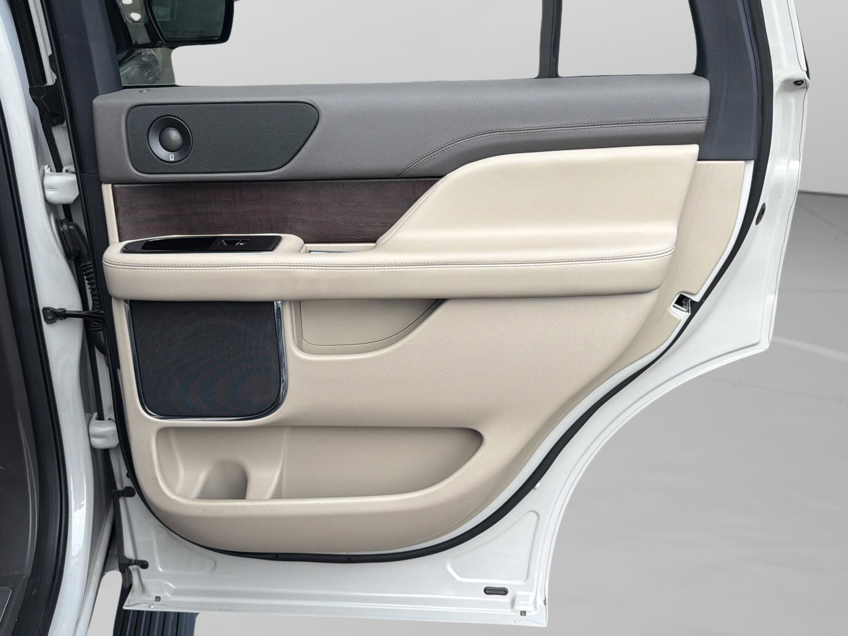 Used 2024 Lincoln Navigator Premiere image 28
