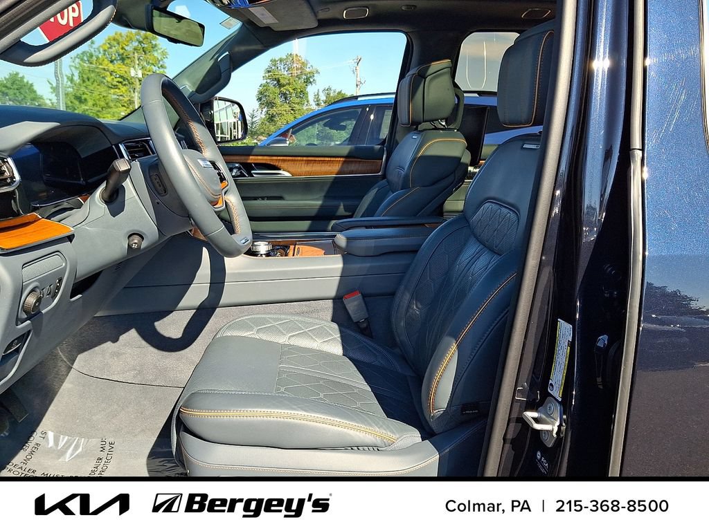 Used 2023 Jeep Grand Wagoneer Series III w/ Rear Seat Video Group 1 AWD/4WD image 18