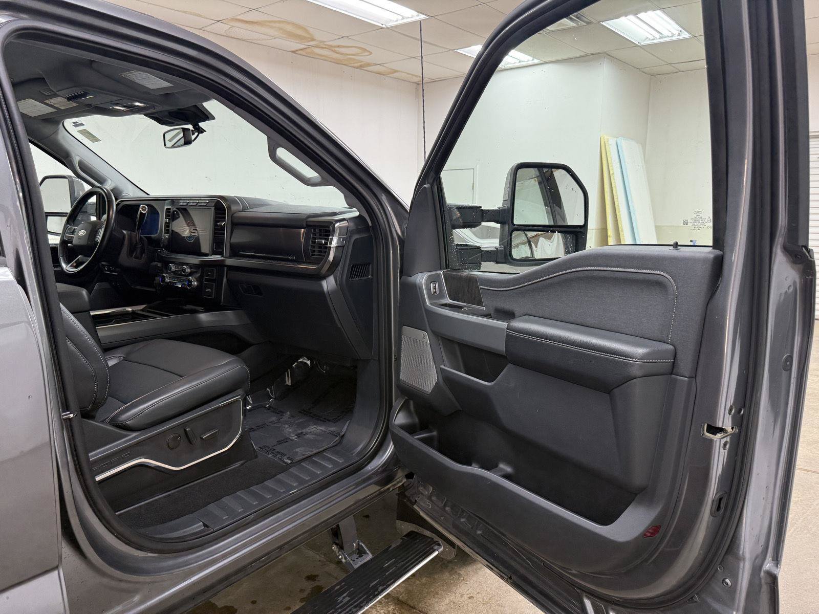 Used 2023 Ford F250 Lariat w/ Lariat Ultimate Package AWD/4WD image 30