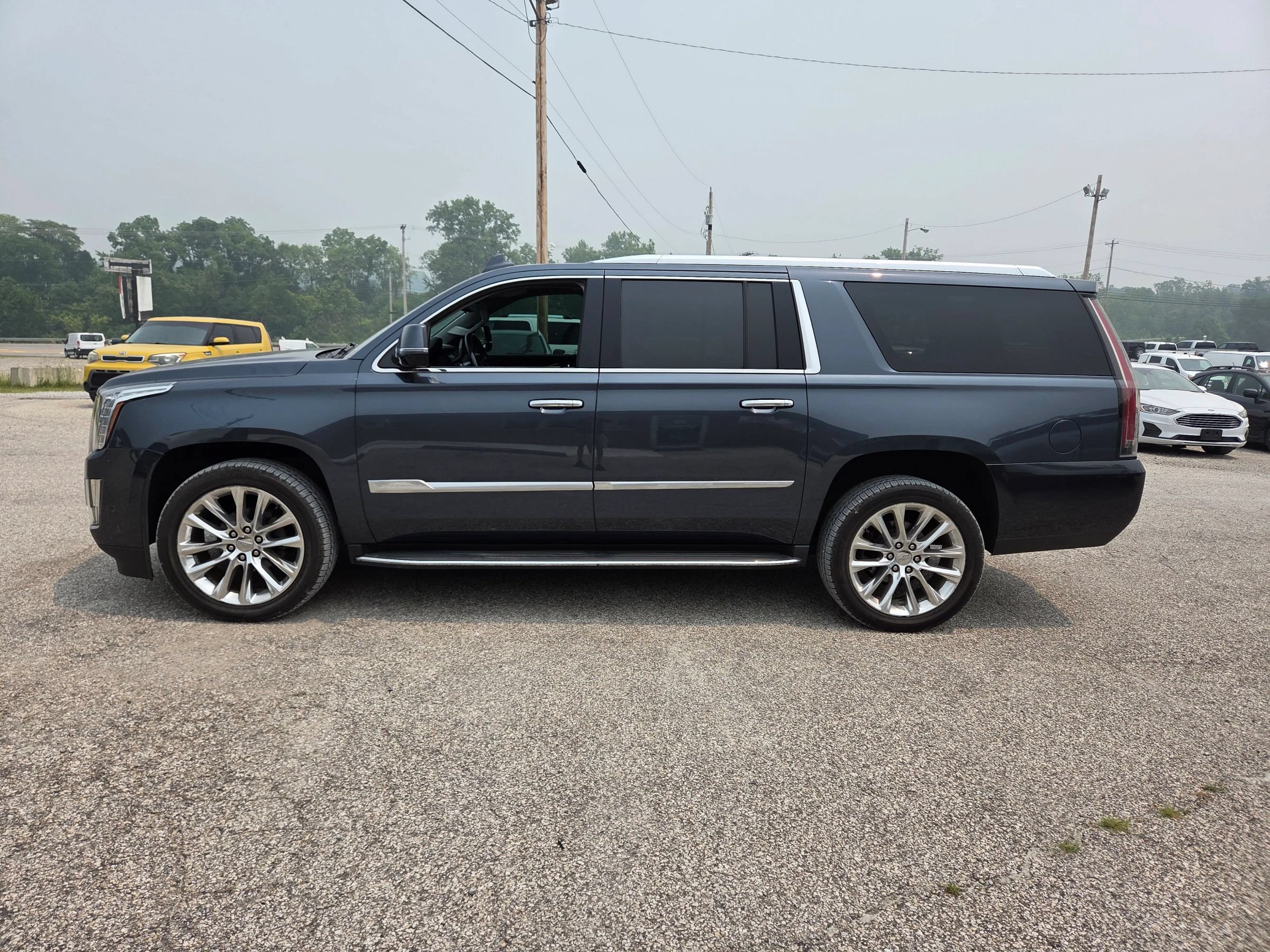 Used 2019 Cadillac Escalade ESV Luxury AWD/4WD image 1