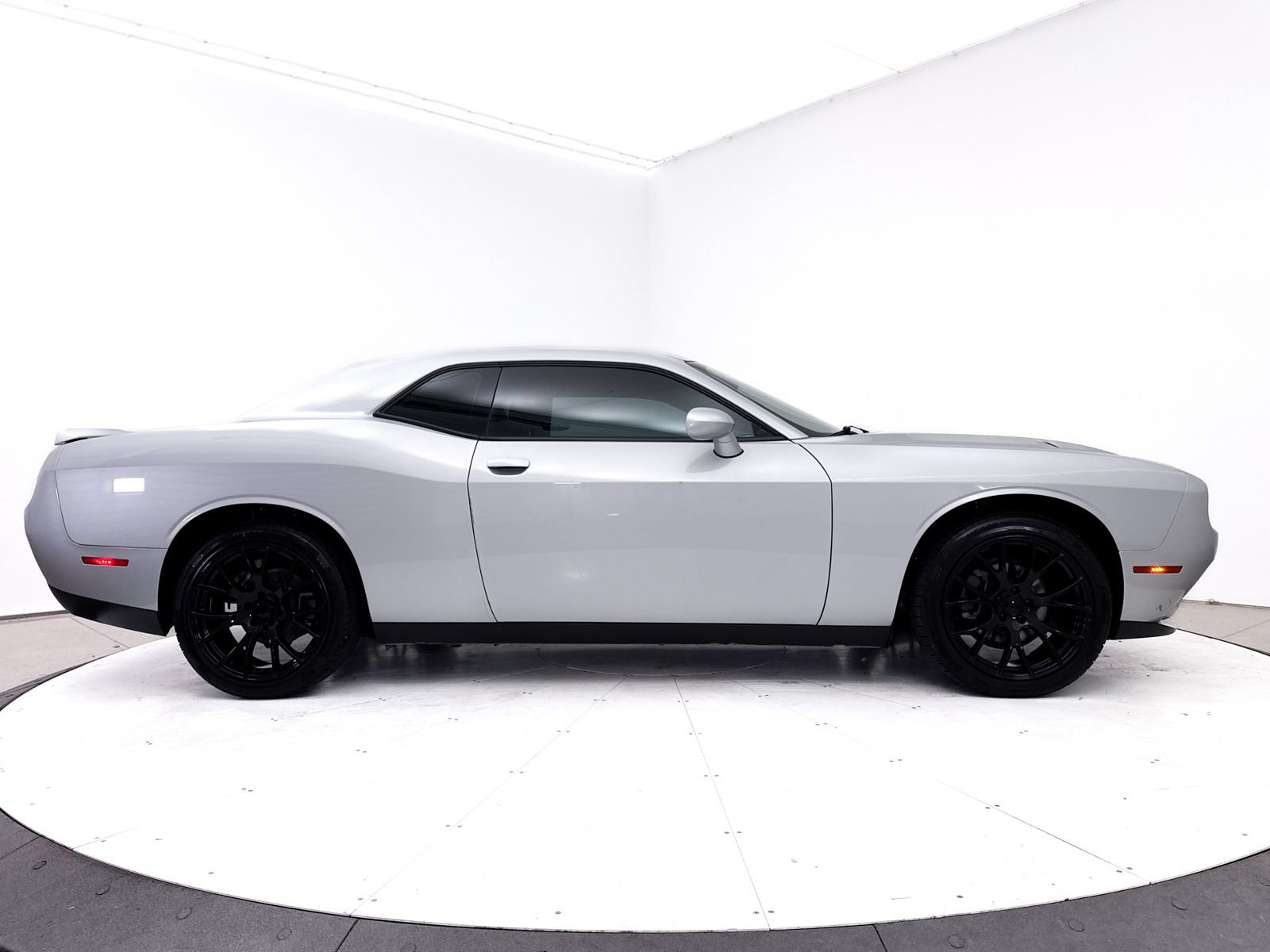 Used 2019 Dodge Challenger SXT RWD image 35