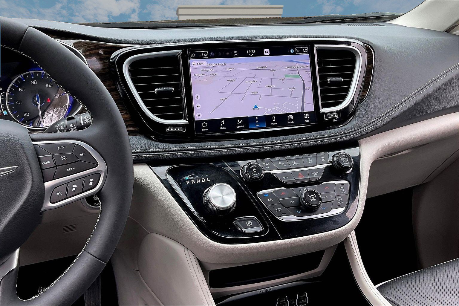 Used 2024 Chrysler Pacifica Limited image 6