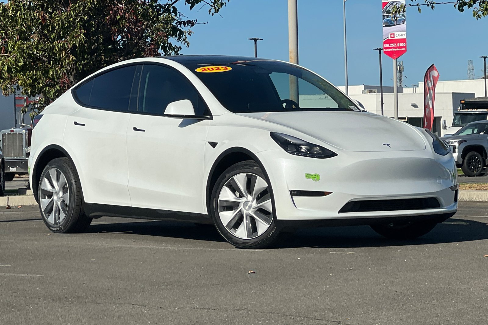 Used 2023 Tesla Model Y Long Range AWD/4WD image 2