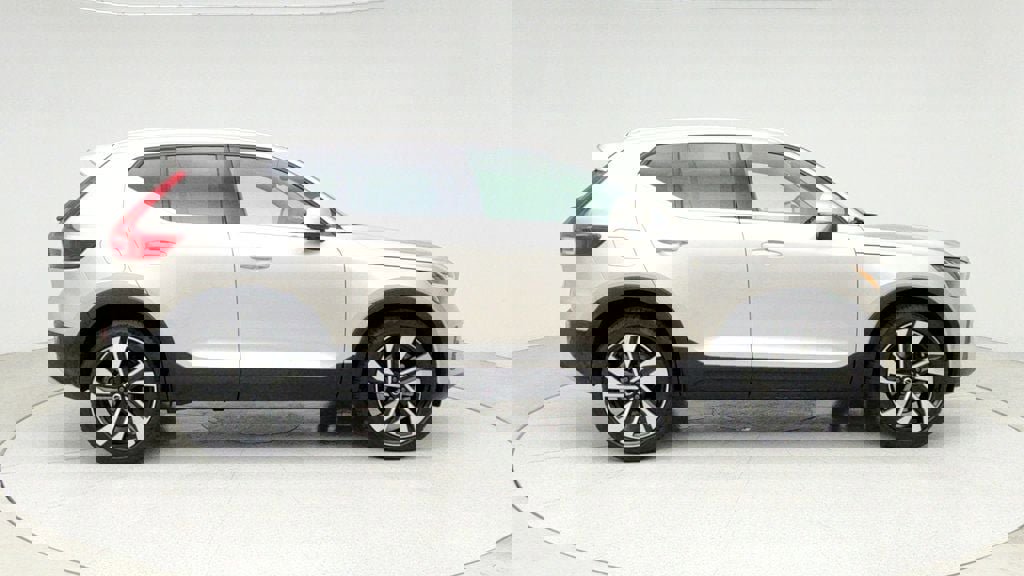 Used 2023 Volvo XC40 B5 Plus w/ Driver Assist Package image 4