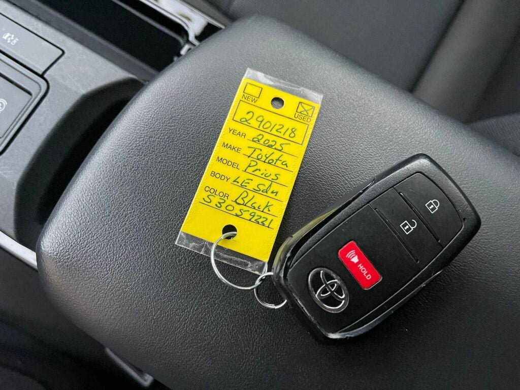 Used 2025 Toyota Prius LE FWD image 4