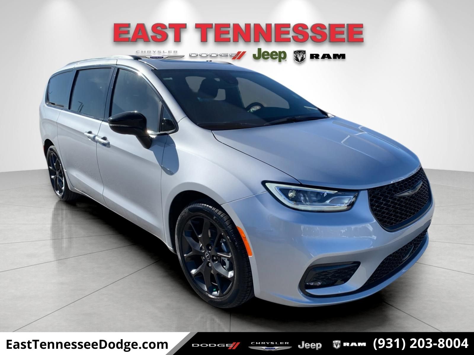 New 2026 Chrysler Pacifica Limited w/ Uconnect Theater Family Group