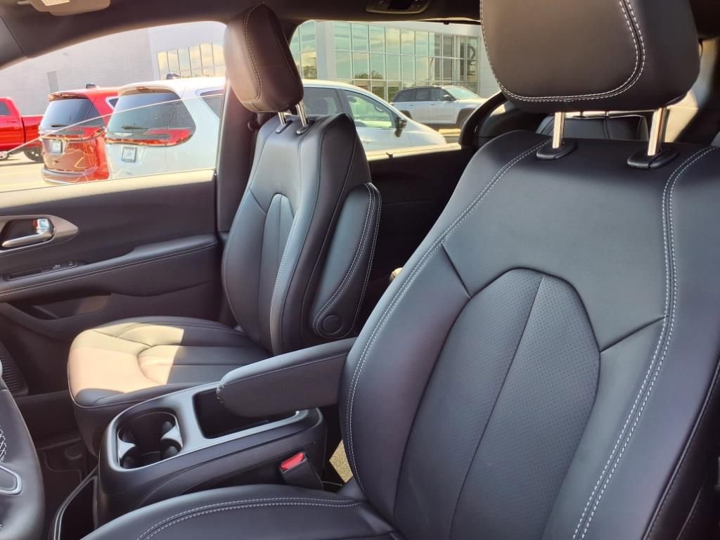 New 2026 Chrysler Pacifica Select image 13