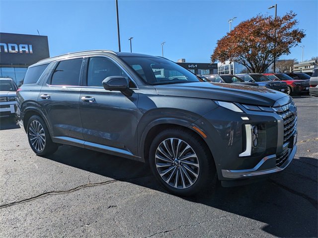 Used 2024 Hyundai Palisade Calligraphy image 2