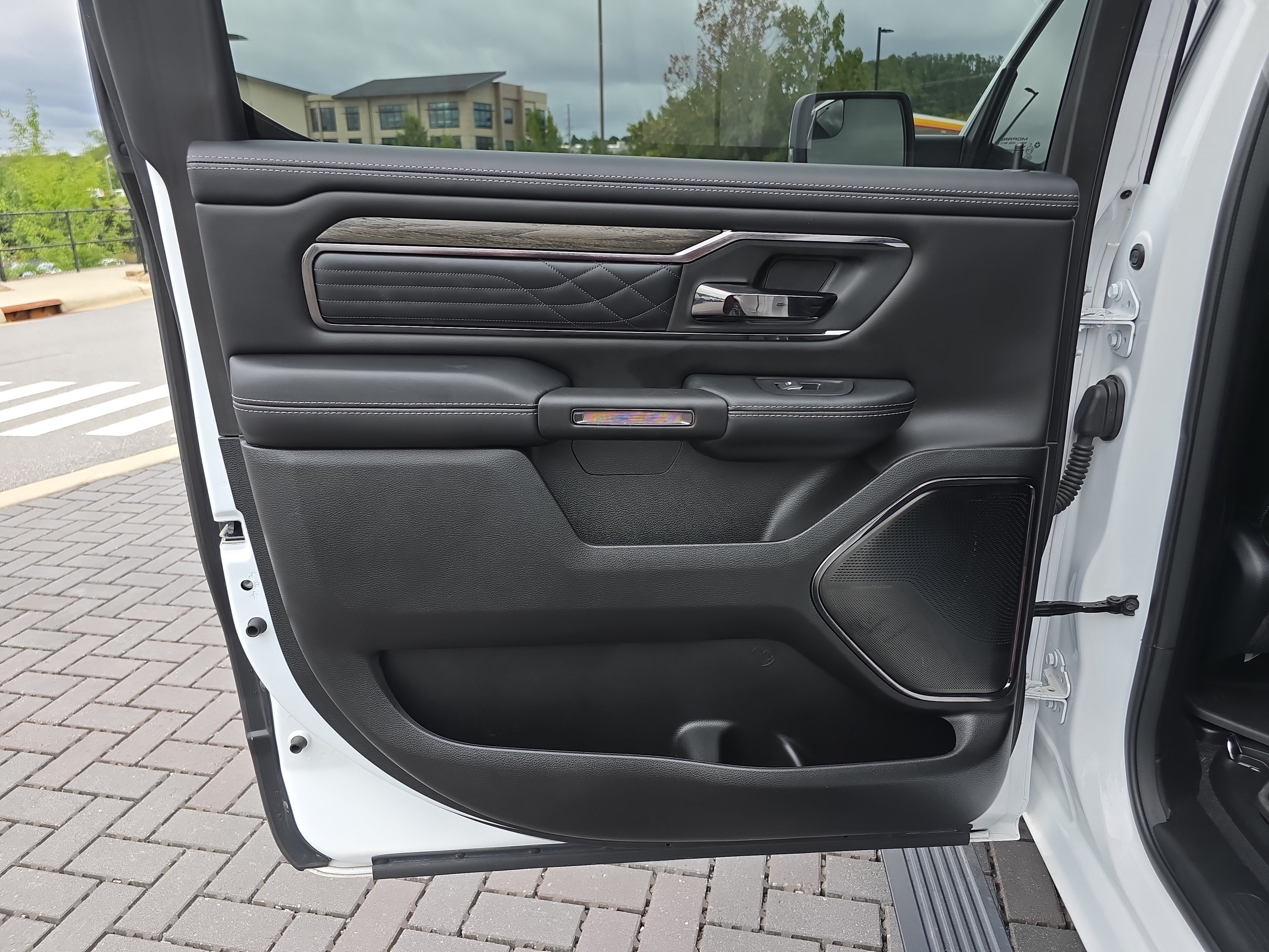 Used 2025 RAM 1500 Limited AWD/4WD image 15