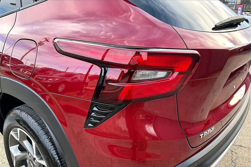 Used 2024 Chevrolet Trax LT w/ Sunroof Package image 22