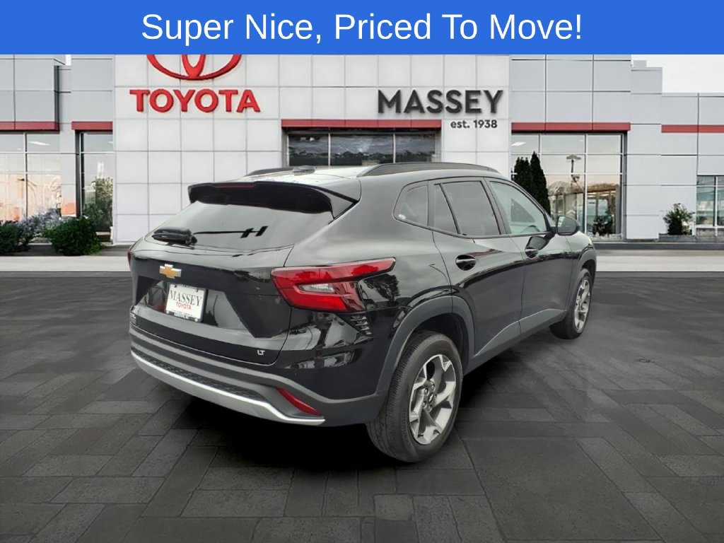 Used 2025 Chevrolet Trax LT FWD image 4