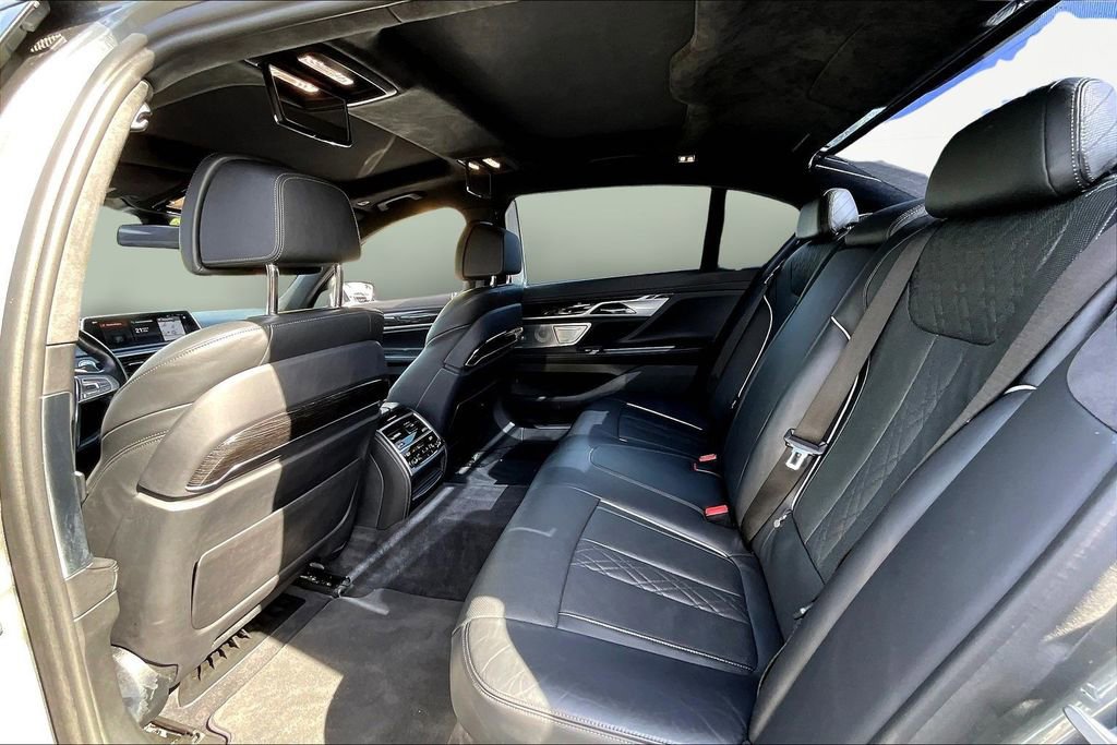 Used 2018 BMW 750i image 24
