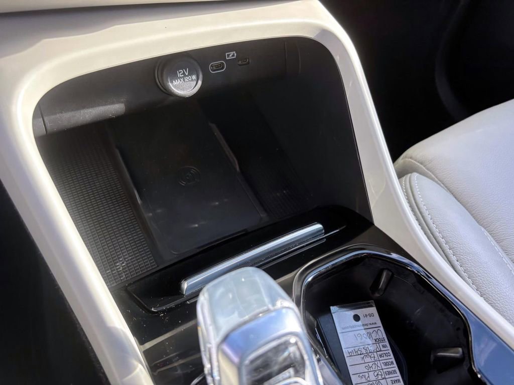 Used 2023 Volvo XC40 B5 Plus w/ Protection Package Premier image 23