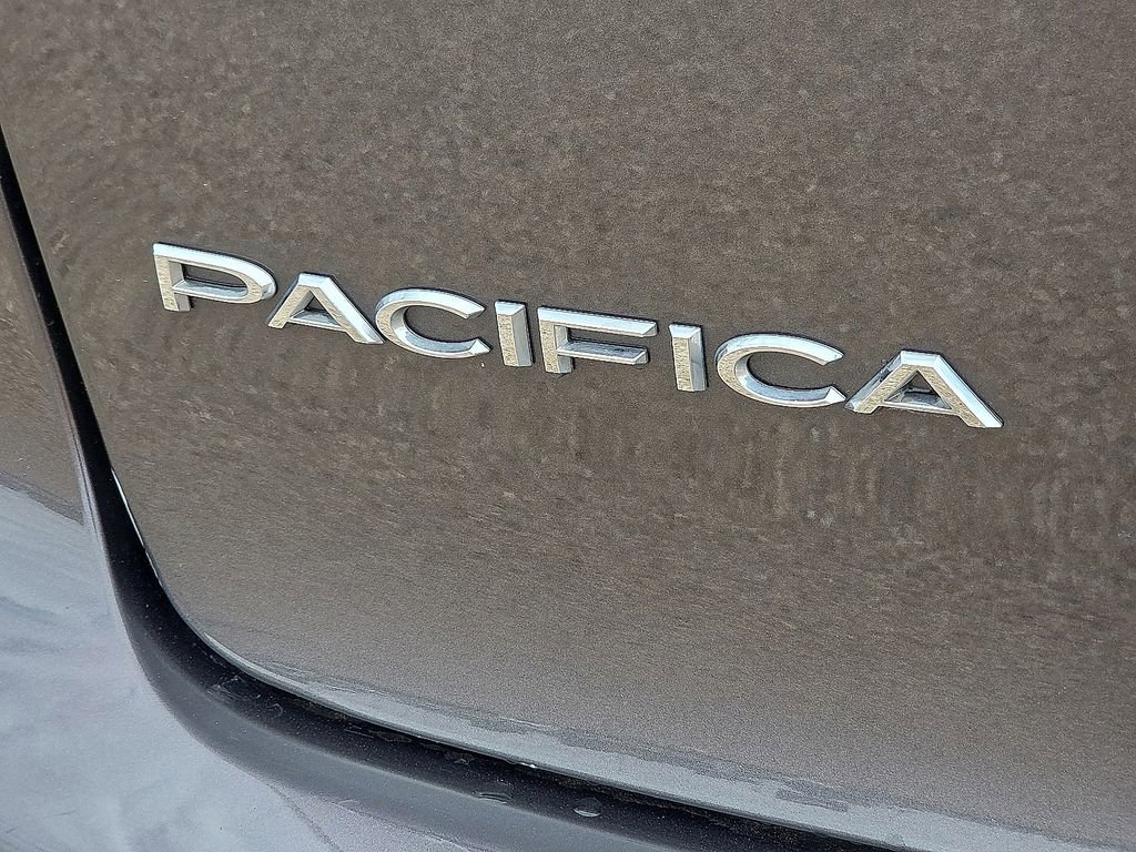 Used 2023 Chrysler Pacifica Touring-L FWD image 16