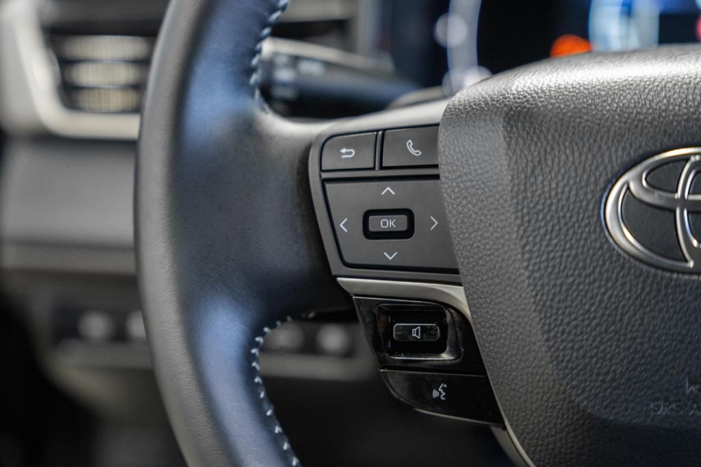 Used 2025 Toyota Camry SE image 27