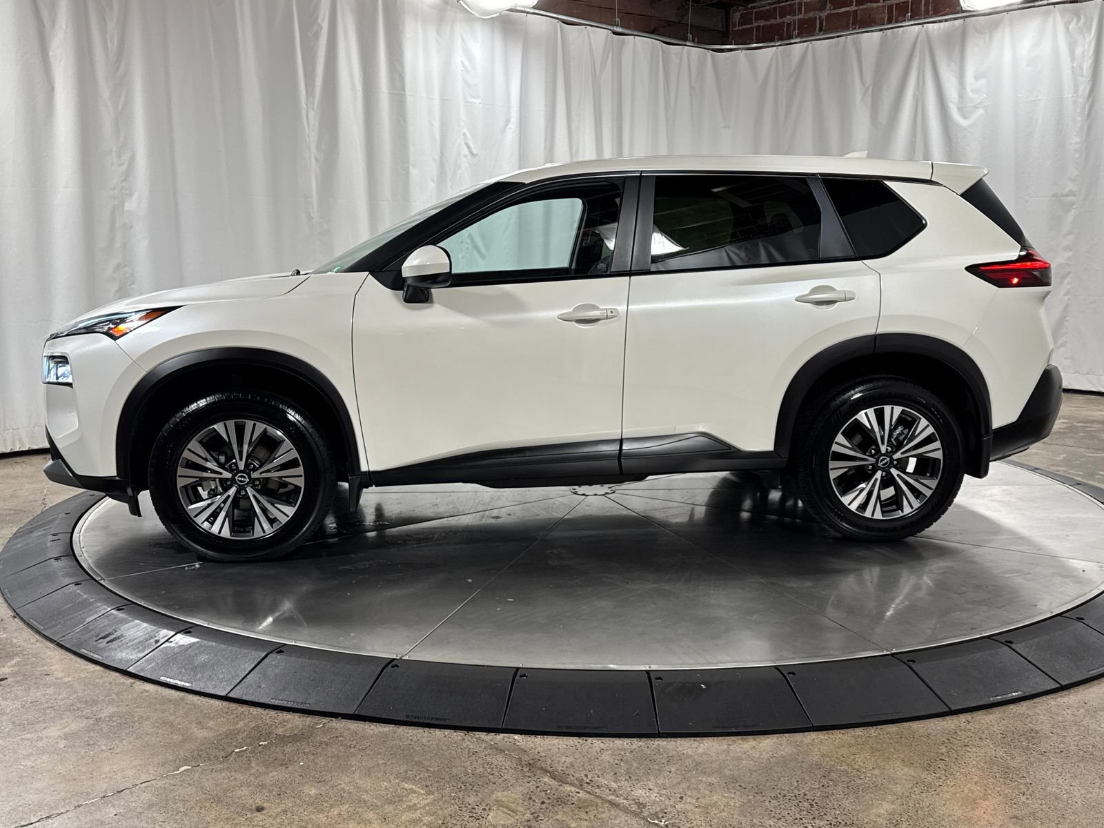 Used 2023 Nissan Rogue SV AWD/4WD image 6
