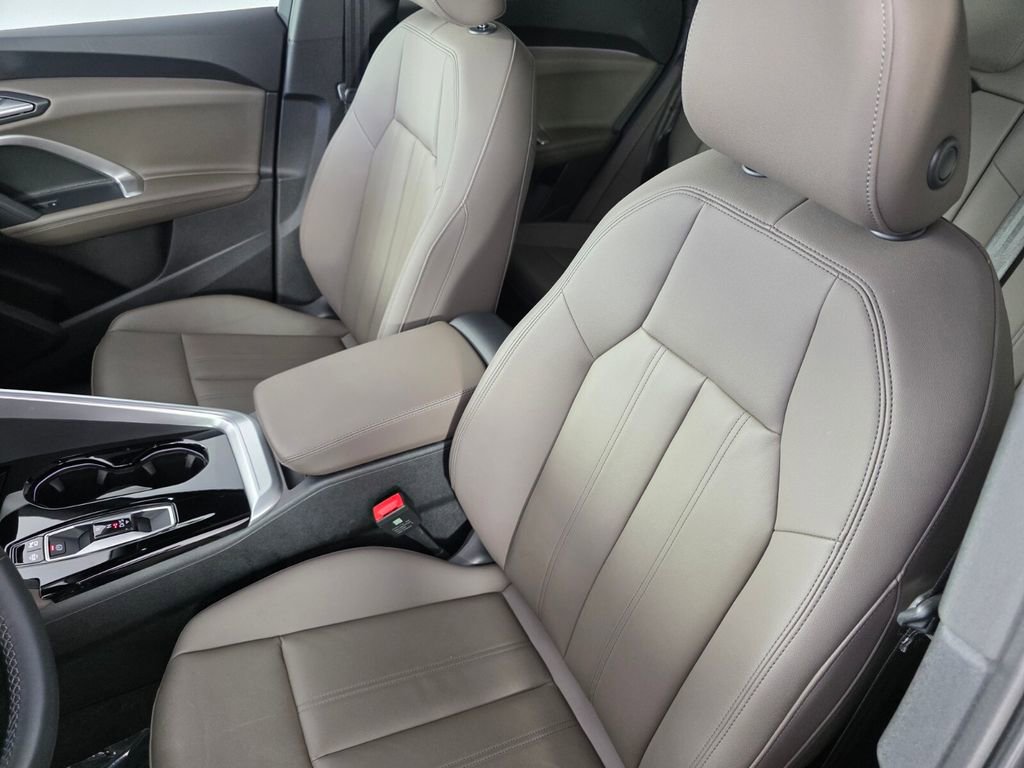 Used 2025 Audi Q5 Premium image 11