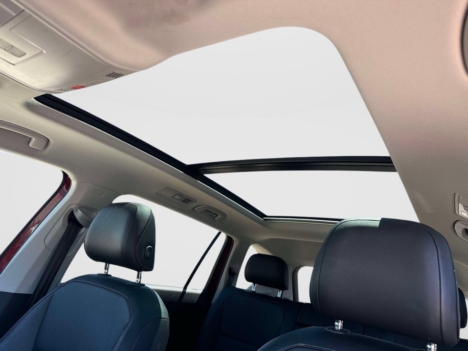 Used 2018 Volkswagen Tiguan SE w/ Panoramic Sunroof Package FWD image 19