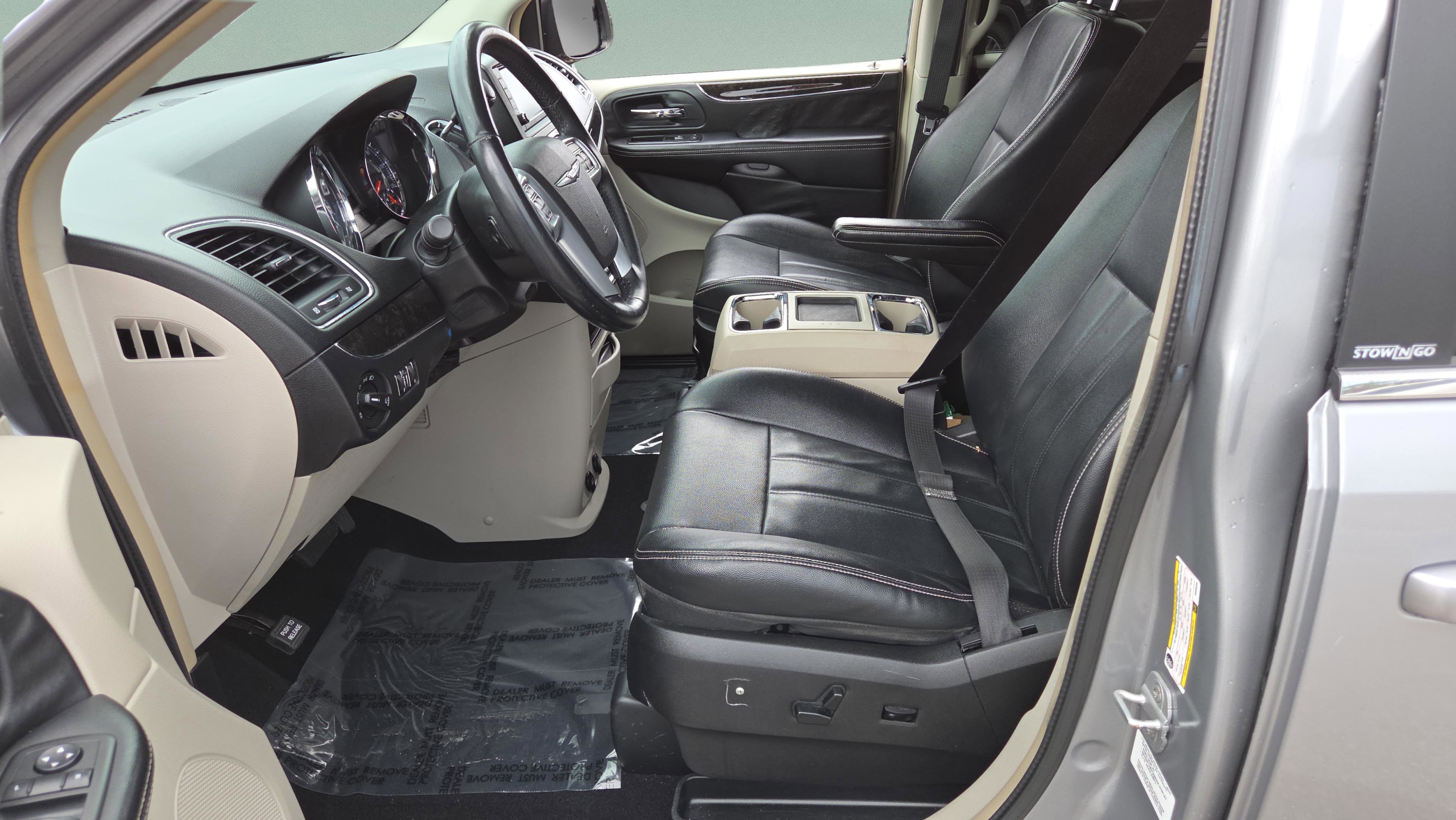 Used 2013 Chrysler Town & Country Touring FWD image 9
