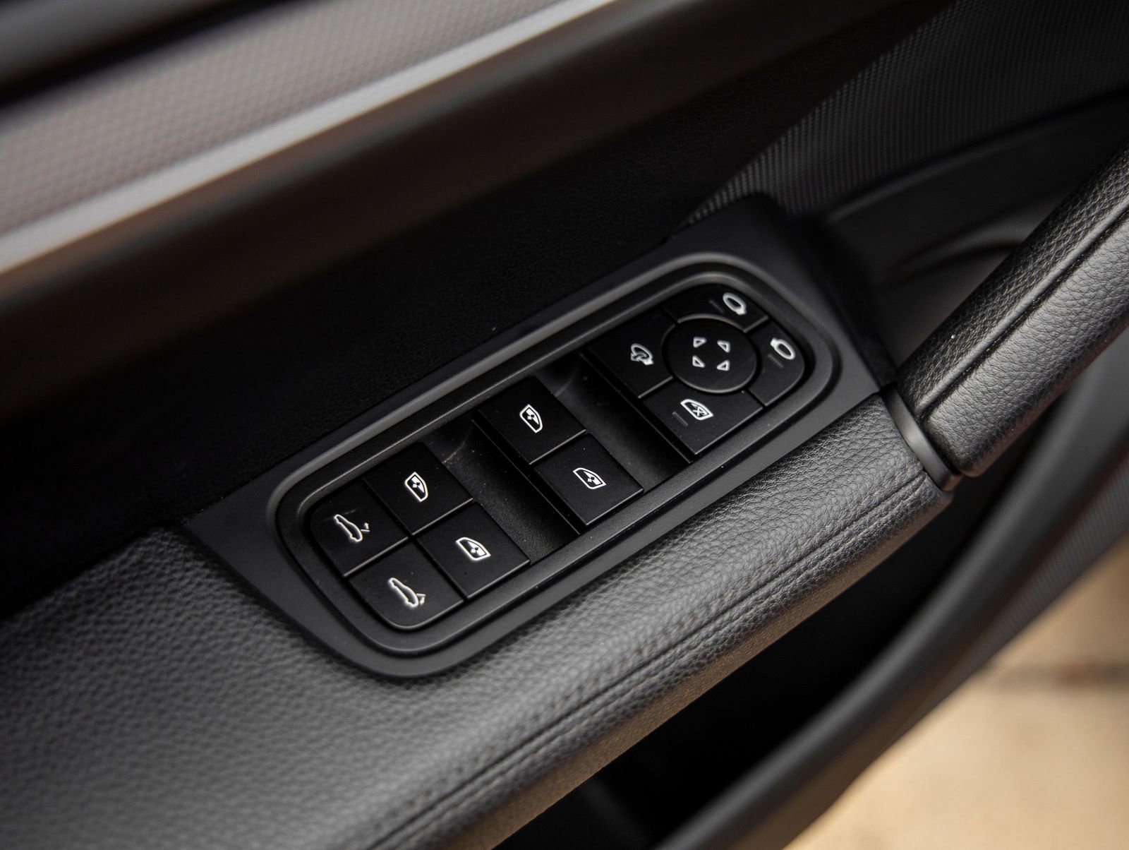 Certified 2024 Porsche Cayenne Coupe AWD/4WD image 20
