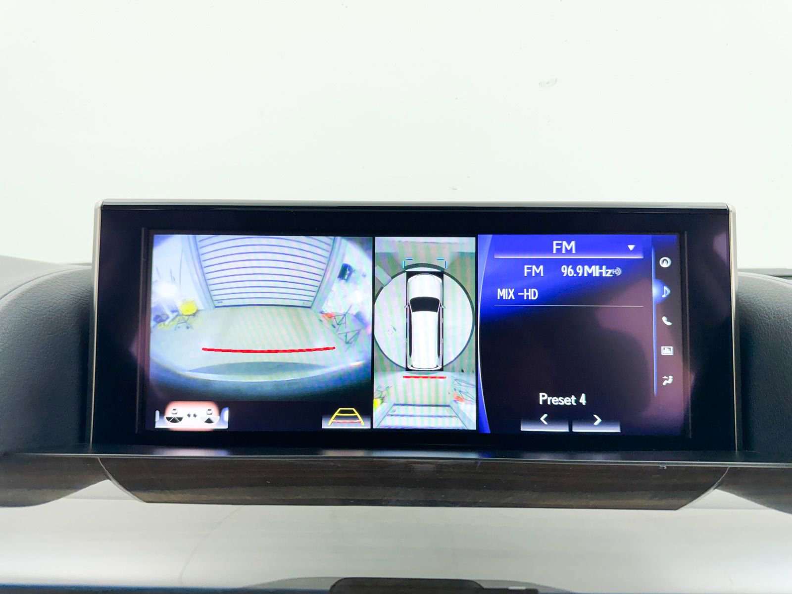 Used 2018 Lexus LX 570 4WD w/ Luxury Package image 11