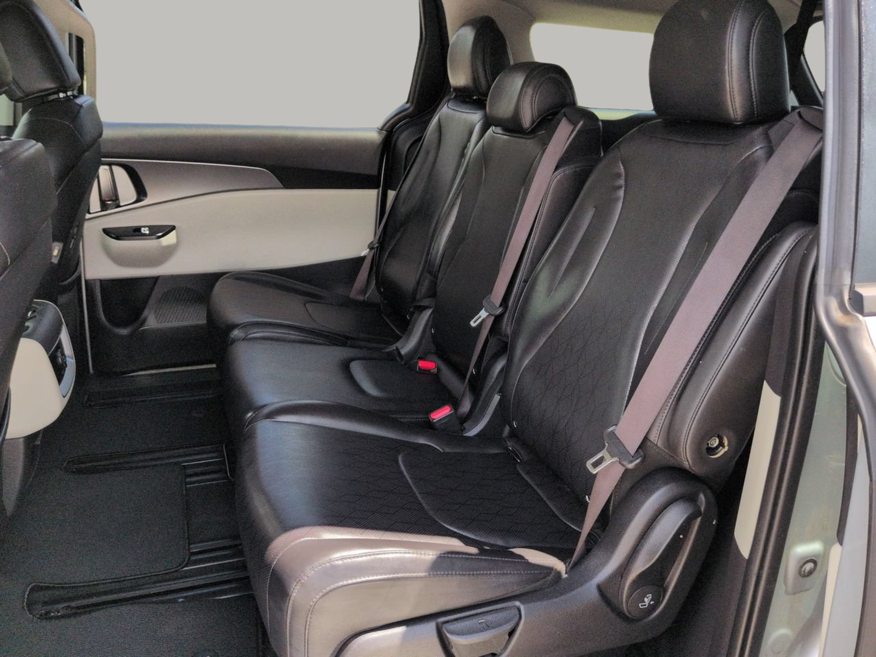 Used 2023 Kia Carnival LX FWD image 19