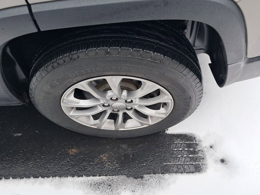 Used 2019 Jeep Cherokee Latitude Plus w/ Comfort/Convenience Group image 9