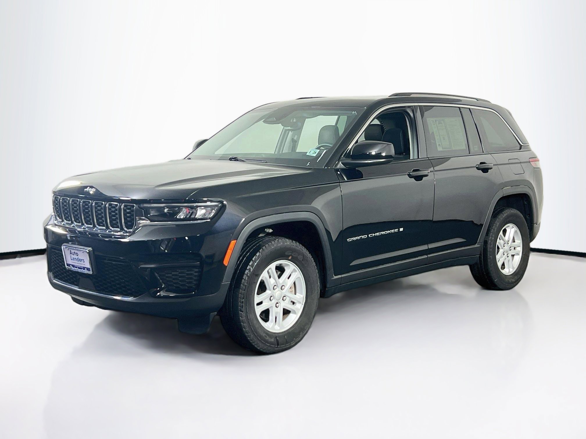 Used 2023 Jeep Grand Cherokee Laredo w/ Luxury Tech Group I AWD/4WD image 1