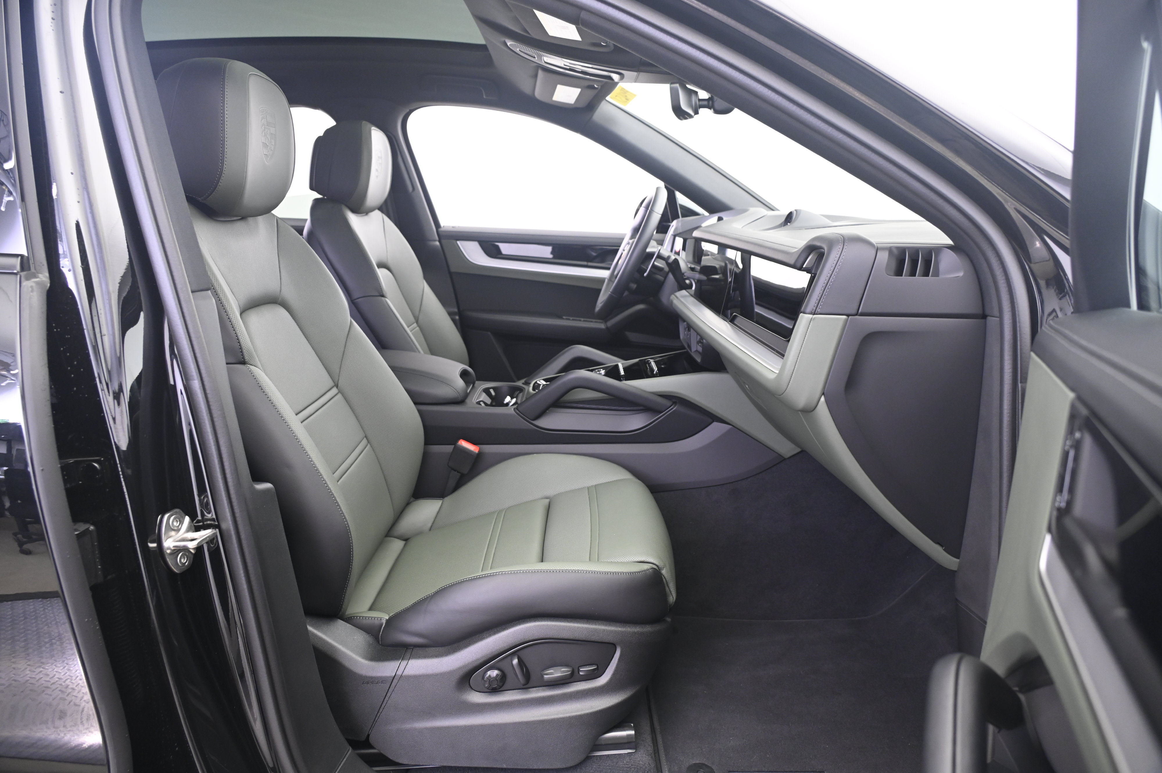 Used 2026 Porsche Cayenne S AWD/4WD image 23