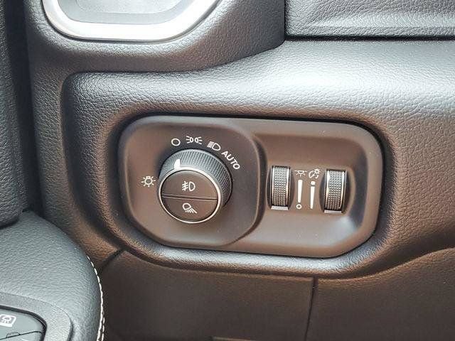 New 2026 RAM 2500 Laramie AWD/4WD image 18