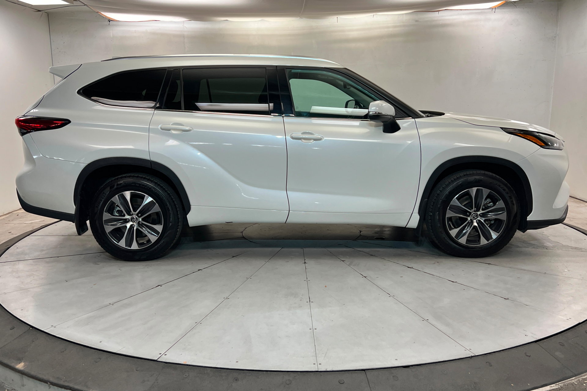 Used 2021 Toyota Highlander XLE AWD/4WD image 7