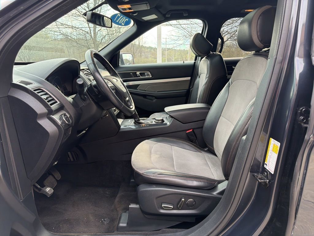 Used 2017 Ford Explorer XLT w/ Equipment Group 202A AWD/4WD image 16