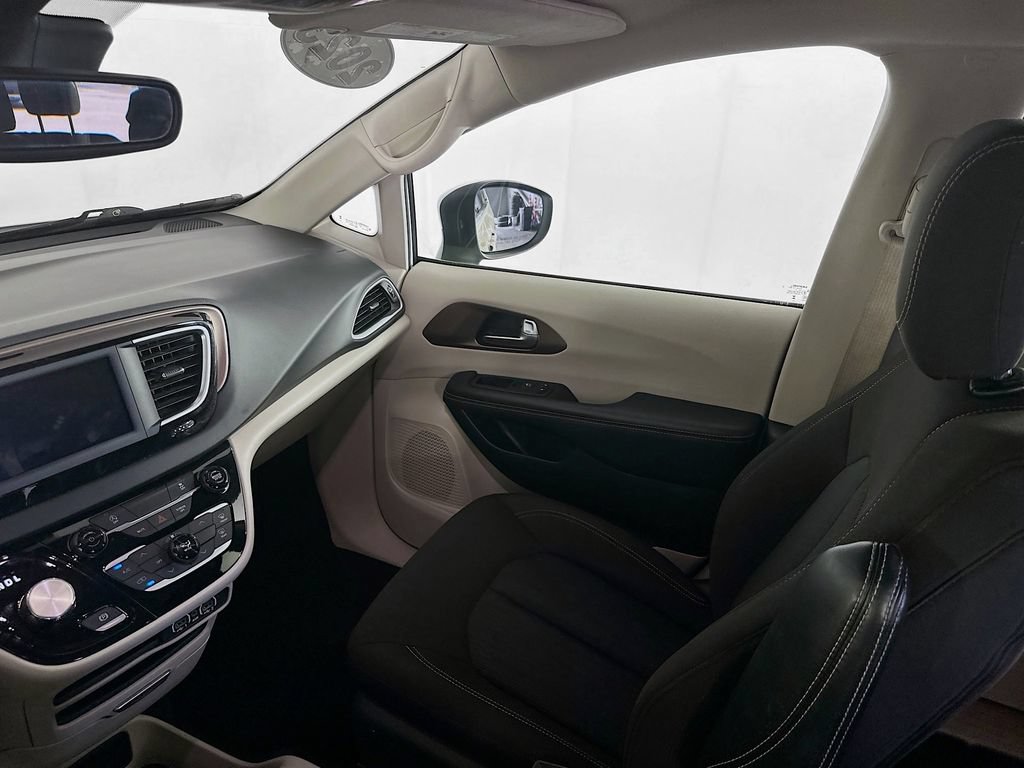 Certified 2023 Chrysler Voyager LX FWD image 31
