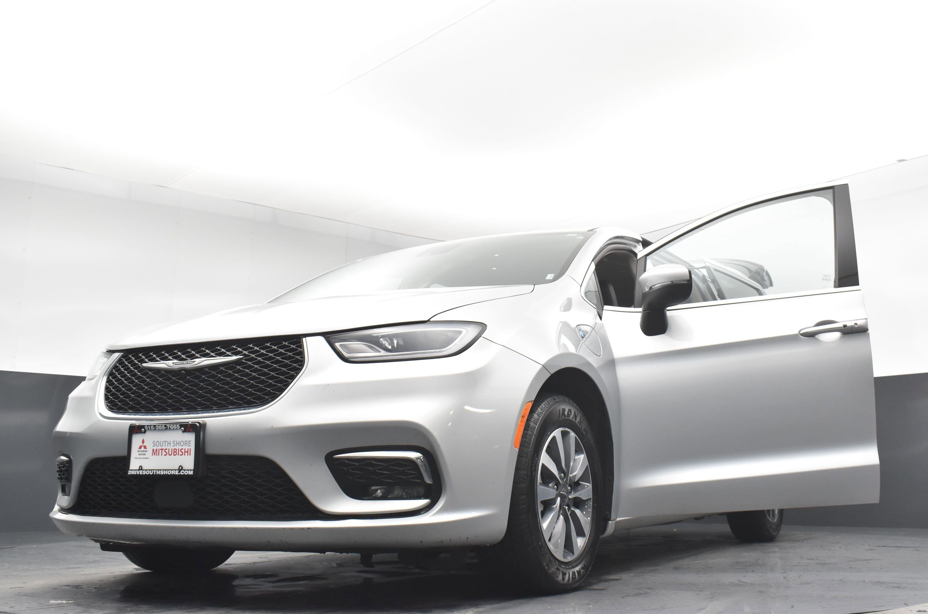 Used 2023 Chrysler Pacifica Touring-L image 34