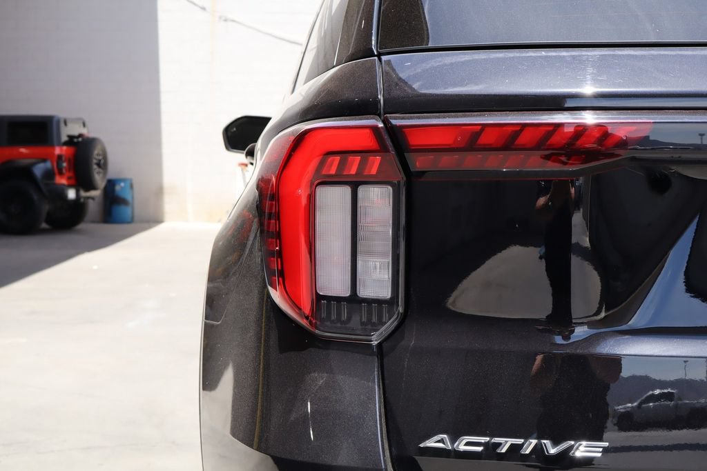 Used 2025 Ford Explorer Active RWD image 10