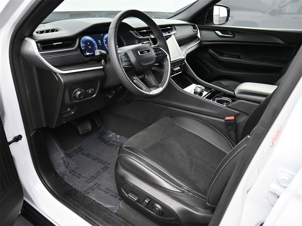 Used 2023 Jeep Grand Cherokee L Laredo image 2