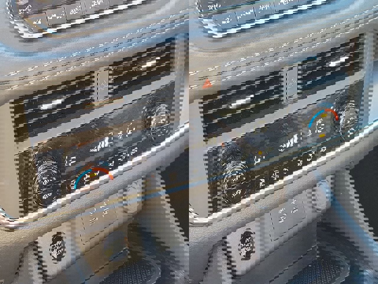 Used 2025 Nissan Rogue SV image 26