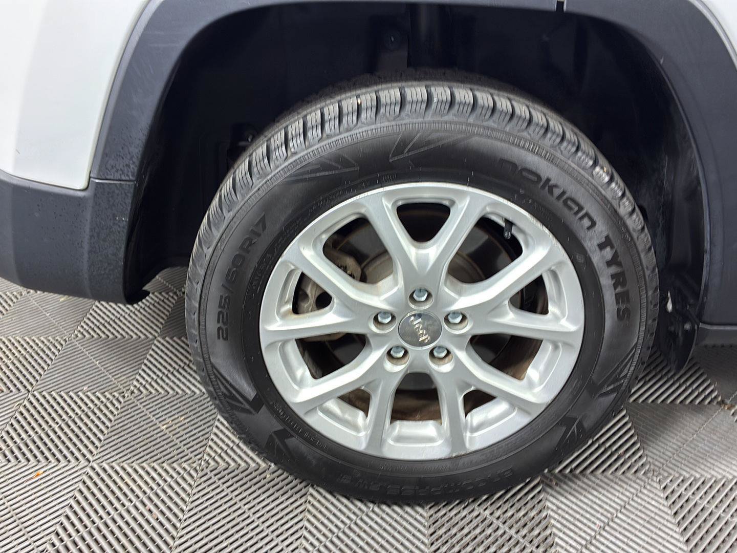 Used 2015 Jeep Cherokee Latitude w/ Cold Weather Group FWD image 13