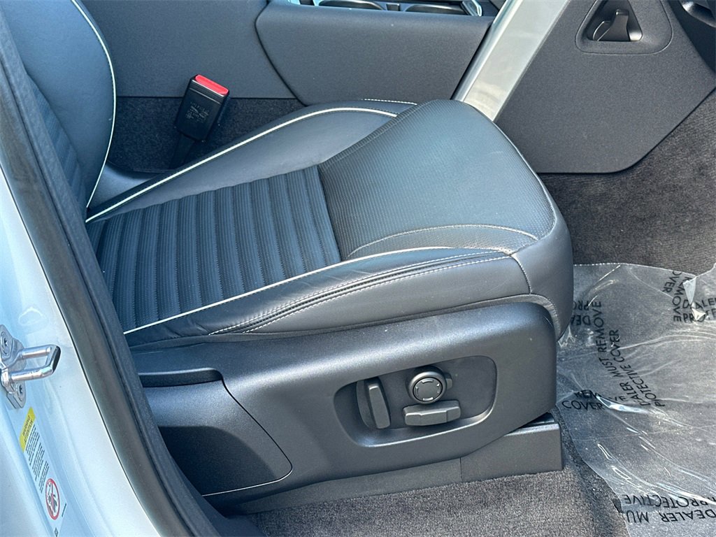 Used 2023 Land Rover Discovery Metropolitan Edition image 13