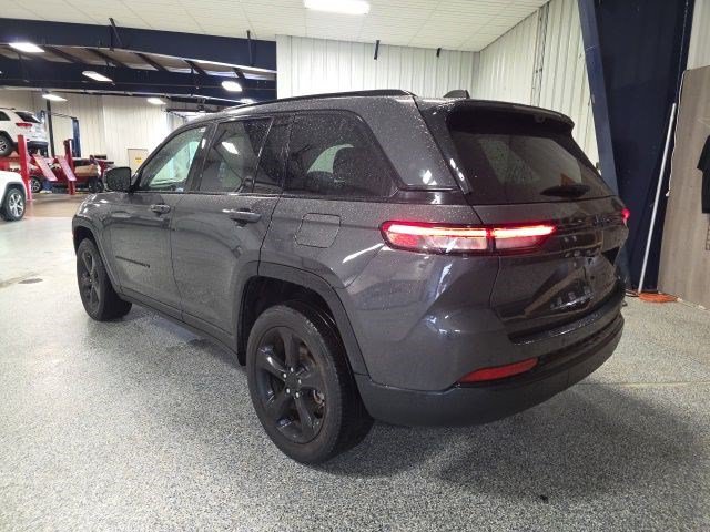 Used 2023 Jeep Grand Cherokee Limited w/ Luxury Tech Group II AWD/4WD image 6