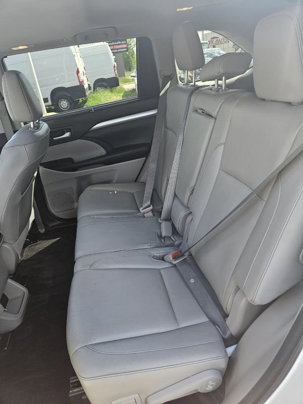 Used 2015 Toyota Highlander XLE AWD/4WD image 17
