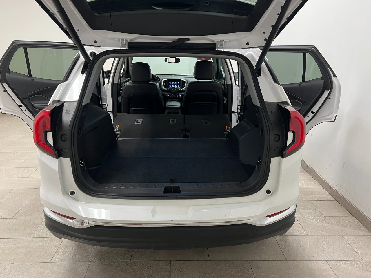 Used 2024 GMC Terrain SLT image 18