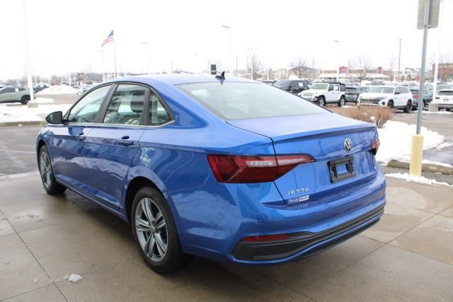 Used 2024 Volkswagen Jetta SE image 4