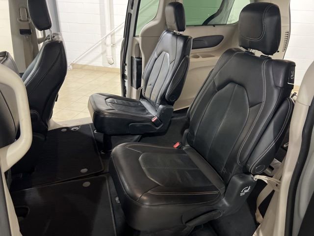 Used 2022 Chrysler Pacifica Touring-L image 14